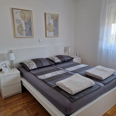 Apartman Nicol Ližnjan Exteriör bild